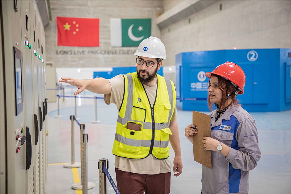 7月14日，巴方工作人員在卡洛特水電站-地下電廠檢查數(shù)據(jù)。 （人民網(wǎng)記者 薛丹攝）