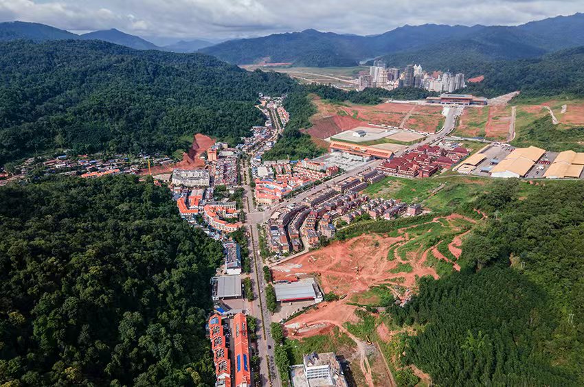 磨憨口岸俯瞰，右前方高層白色建筑群為老撾境內(nèi)。人民網(wǎng)記者 符皓攝