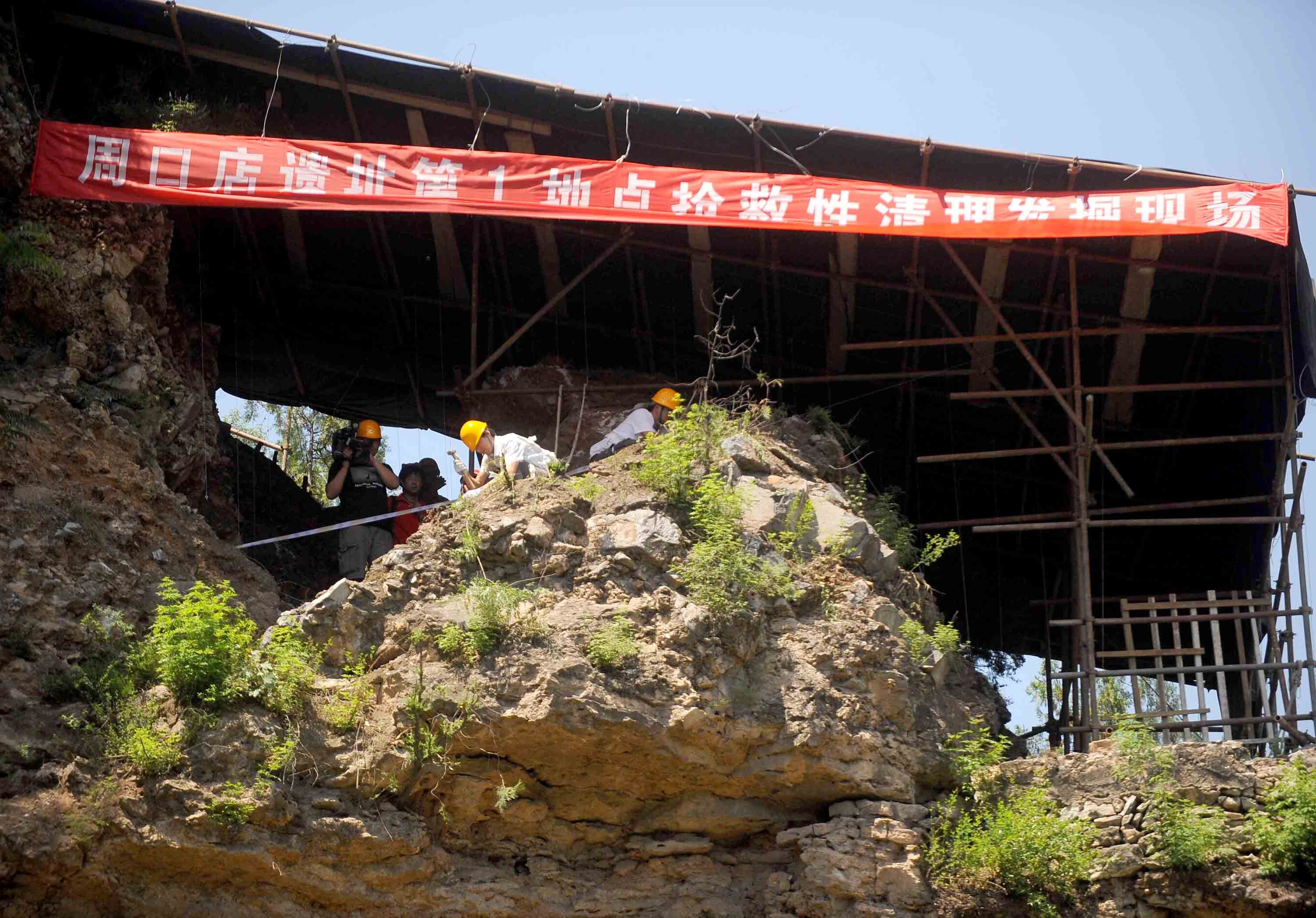 中國(guó)文化源遠(yuǎn)流長(zhǎng)，中華文明博大精深。中華文明探源工程等重大工程的研究成果，實(shí)證了我國(guó)百萬(wàn)年的人類史、一萬(wàn)年的文化史、五千多年的文明史。這是2009年6月24日，考古工作人員在北京周口店遺址第1地點(diǎn)進(jìn)行搶救性清理發(fā)掘工作。新華社記者 羅曉光 攝