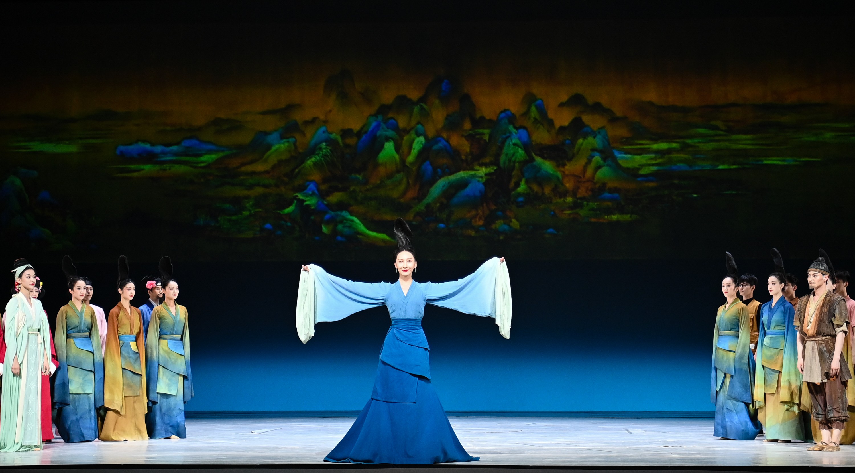 2023年7月20日，中國(guó)東方演藝集團(tuán)演員在烏魯木齊文化中心大劇院表演舞蹈詩(shī)劇《只此青綠》。新華社記者 李響 攝