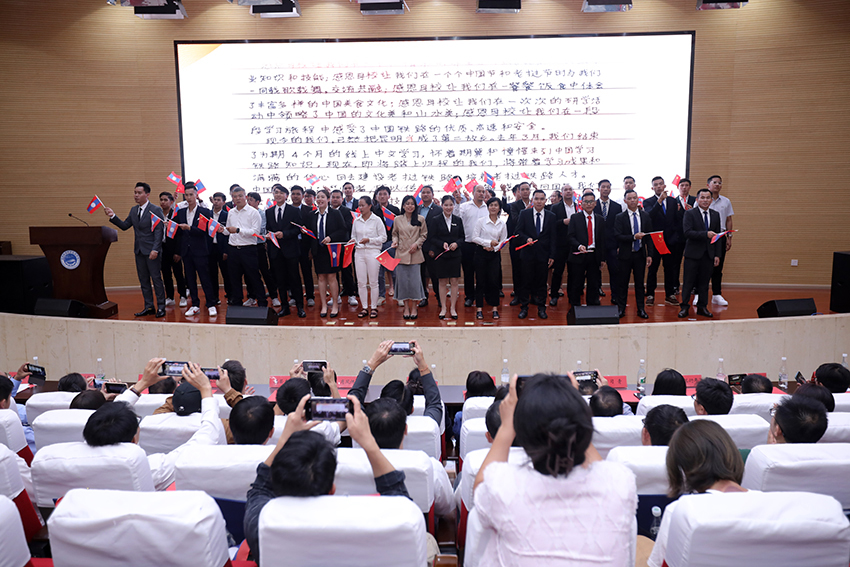 7月31日，昆明鐵道職業(yè)技術(shù)學(xué)院舉行援老撾鐵道職業(yè)技術(shù)學(xué)院項(xiàng)目教育能力建設(shè)教師培養(yǎng)班結(jié)業(yè)典禮。 昆明鐵道職業(yè)技術(shù)學(xué)院供圖