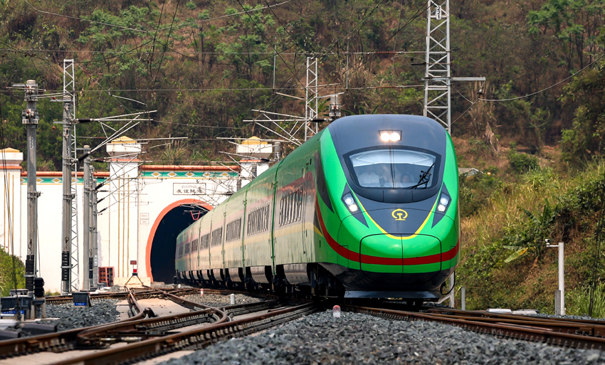 “復(fù)興號(hào)”動(dòng)車組列車駛過(guò)友誼隧道。徐章位攝