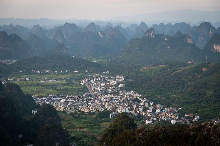 廣西層巒疊嶂，郁郁蔥蔥。 人民網(wǎng) 嚴(yán)立政攝